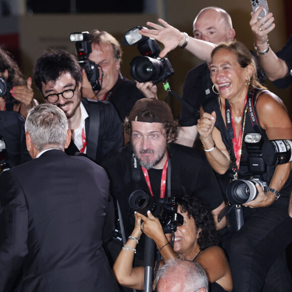 George Clooney a ensuite pris la pose au milieu des photographes pour immortaliser ce moment qui risque de rester gravé dans la mémoire de certains. 
George Clooney avec les photographes à la projection de "Wolfs" lors du 81ème festival international du film de Venise, la Mostra le 1er septembre 2024.
