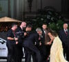 Un photographe a chuté lors du photoshoot et l'acteur n'a pas hésité une seconde à voler à sa rescousse. 
George Clooney et Amal Clooney avec les photographes à la projection de "Wolfs" lors du 81ème festival international du film de Venise, la Mostra le 1er septembre 2024.