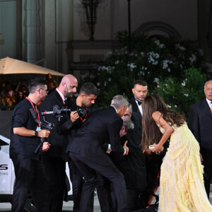 Un photographe a chuté lors du photoshoot et l'acteur n'a pas hésité une seconde à voler à sa rescousse. 
George Clooney et Amal Clooney avec les photographes à la projection de "Wolfs" lors du 81ème festival international du film de Venise, la Mostra le 1er septembre 2024.