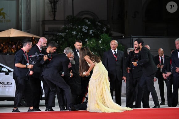 Un photographe a chuté lors du photoshoot et l'acteur n'a pas hésité une seconde à voler à sa rescousse. 
George Clooney et Amal Clooney avec les photographes à la projection de "Wolfs" lors du 81ème festival international du film de Venise, la Mostra le 1er septembre 2024.