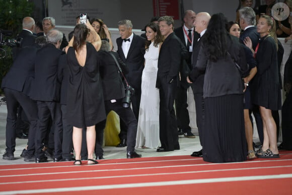 George Clooney, Amal Clooney, Brad Pitt, Ines de Ramon avec les photographes à la projection de "Wolfs" lors du 81ème festival international du film de Venise, la Mostra le 1er septembre 2024.