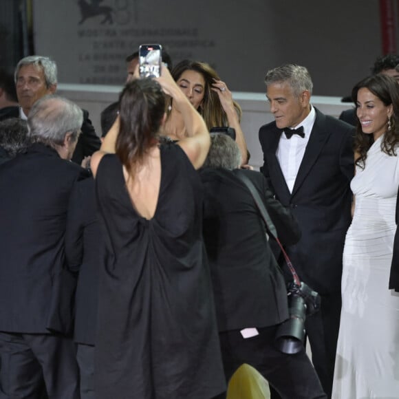 George Clooney, Amal Clooney, Brad Pitt, Ines de Ramon avec les photographes à la projection de "Wolfs" lors du 81ème festival international du film de Venise, la Mostra le 1er septembre 2024.