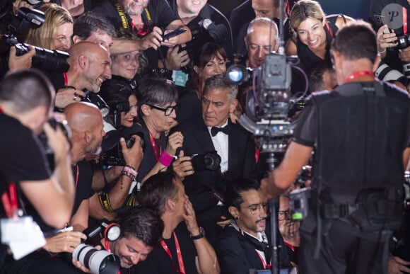 Histoire que le professionnel ne soit pas lésé face à ses collègues. 
George Clooney à la projection de "Wolfs" lors du 81ème festival international du film de Venise, la Mostra le 1er septembre 2024.