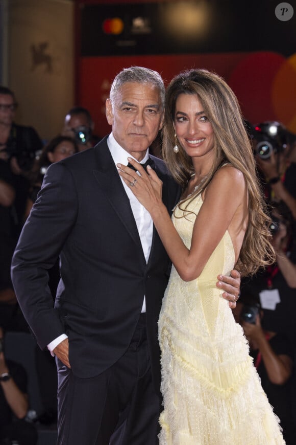 Il a fait sensation aux côtés de son épouse Amal, sur le tapis rouge en amont de la projection de Wolfs, le nouveau film de Jon Watts dans lequel il joue. 
George Clooney, Amal Clooney à la projection de "Wolfs" lors du 81ème festival international du film de Venise, la Mostra le 1er septembre 2024.