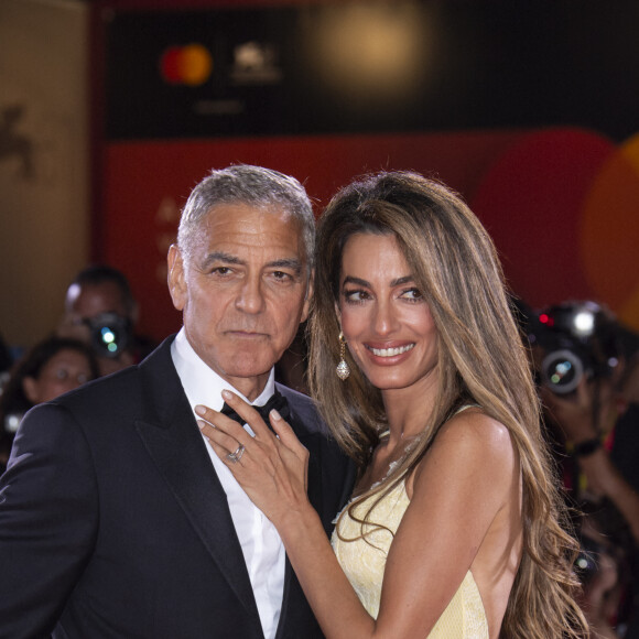 Il a fait sensation aux côtés de son épouse Amal, sur le tapis rouge en amont de la projection de Wolfs, le nouveau film de Jon Watts dans lequel il joue. 
George Clooney, Amal Clooney à la projection de "Wolfs" lors du 81ème festival international du film de Venise, la Mostra le 1er septembre 2024.