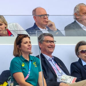 Le duo adorable a porté pour ce jour une tenue très élégante
Le prince Albert II de Monaco, la princesse Charlène de Monaco, et leurs enfants, le prince Jacques de Monaco, marquis des Baux, et la princesse Gabriella de Monaco, comtesse de Carladès avec la princesse Anne et son mari Timothy Laurence en tribunes lors du match de Rugby à 7opposant la France à l'Afrique du Sud (19-5) lors des Jeux Olympiques (JO) de Paris 2024, au stade de France, à Sain t-Denis, Sein e Saint-Denis, le 27 juillert 2024. © Jacovides-Perusseau/Bestimage