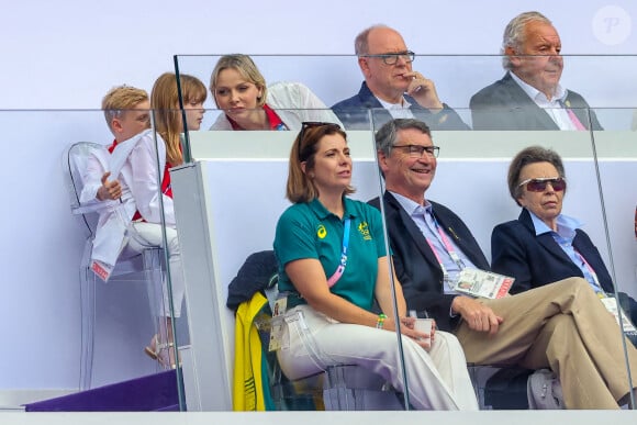 Le duo adorable a porté pour ce jour une tenue très élégante
Le prince Albert II de Monaco, la princesse Charlène de Monaco, et leurs enfants, le prince Jacques de Monaco, marquis des Baux, et la princesse Gabriella de Monaco, comtesse de Carladès avec la princesse Anne et son mari Timothy Laurence en tribunes lors du match de Rugby à 7opposant la France à l'Afrique du Sud (19-5) lors des Jeux Olympiques (JO) de Paris 2024, au stade de France, à Sain t-Denis, Sein e Saint-Denis, le 27 juillert 2024. © Jacovides-Perusseau/Bestimage