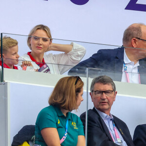 Le prince Jacques prendra la succession de son père Albert 
Le prince Albert II de Monaco, la princesse Charlène de Monaco, et leurs enfants, le prince Jacques de Monaco, marquis des Baux, et la princesse Gabriella de Monaco, comtesse de Carladès avec la princesse Anne et son mari Timothy Laurence en tribunes lors du match de Rugby à 7opposant la France à l'Afrique du Sud (19-5) lors des Jeux Olympiques (JO) de Paris 2024, au stade de France, à Sain t-Denis, Sein e Saint-Denis, le 27 juillert 2024. © Jacovides-Perusseau/Bestimage