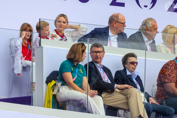 Le prince Jacques prendra la succession de son père Albert 
Le prince Albert II de Monaco, la princesse Charlène de Monaco, et leurs enfants, le prince Jacques de Monaco, marquis des Baux, et la princesse Gabriella de Monaco, comtesse de Carladès avec la princesse Anne et son mari Timothy Laurence en tribunes lors du match de Rugby à 7opposant la France à l'Afrique du Sud (19-5) lors des Jeux Olympiques (JO) de Paris 2024, au stade de France, à Sain t-Denis, Sein e Saint-Denis, le 27 juillert 2024. © Jacovides-Perusseau/Bestimage