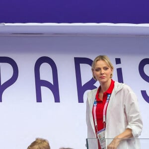 Leurs parents se chargent de leur donner une éducation bien remplie avec aussi la liberté nécessaire aux besoins d'enfants
La princesse Charlène de Monaco, et leurs enfants, le prince Jacques de Monaco, marquis des Baux, et la princesse Gabriella de Monaco, comtesse de Carladès en tribunes lors du match de Rugby à 7opposant la France à l'Afrique du Sud (19-5) lors des Jeux Olympiques (JO) de Paris 2024, au stade de France, à Sain t-Denis, Sein e Saint-Denis, le 27 juillert 2024. © Jacovides-Perusseau/Bestimage