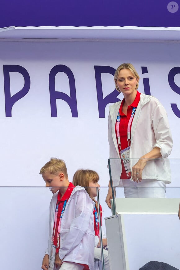 Leurs parents se chargent de leur donner une éducation bien remplie avec aussi la liberté nécessaire aux besoins d'enfants
La princesse Charlène de Monaco, et leurs enfants, le prince Jacques de Monaco, marquis des Baux, et la princesse Gabriella de Monaco, comtesse de Carladès en tribunes lors du match de Rugby à 7opposant la France à l'Afrique du Sud (19-5) lors des Jeux Olympiques (JO) de Paris 2024, au stade de France, à Sain t-Denis, Sein e Saint-Denis, le 27 juillert 2024. © Jacovides-Perusseau/Bestimage