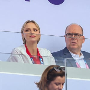 Le prince Albert II de Monaco, la princesse Charlène de Monaco, et leurs enfants, le prince Jacques de Monaco, marquis des Baux, et la princesse Gabriella de Monaco, comtesse de Carladès en tribunes lors du match de Rugby à 7opposant la France à l'Afrique du Sud (19-5) lors des Jeux Olympiques (JO) de Paris 2024, au stade de France, à Sain t-Denis, Sein e Saint-Denis, le 27 juillert 2024. © Jacovides-Perusseau/Bestimage