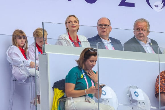 Le prince Albert II de Monaco, la princesse Charlène de Monaco, et leurs enfants, le prince Jacques de Monaco, marquis des Baux, et la princesse Gabriella de Monaco, comtesse de Carladès en tribunes lors du match de Rugby à 7opposant la France à l'Afrique du Sud (19-5) lors des Jeux Olympiques (JO) de Paris 2024, au stade de France, à Sain t-Denis, Sein e Saint-Denis, le 27 juillert 2024. © Jacovides-Perusseau/Bestimage