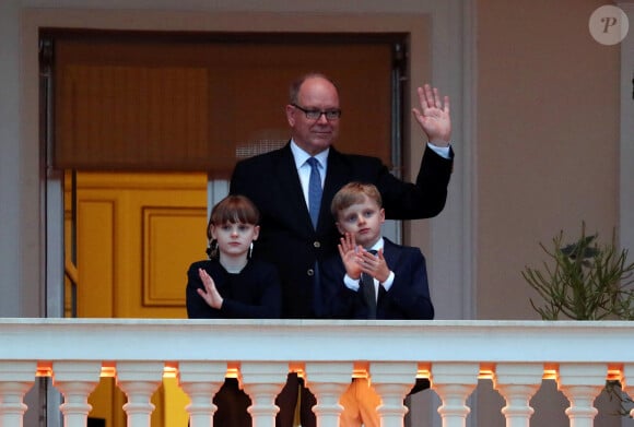 Le prince Albert II de Monaco et ses enfants Jacques et Gabriella assistent à la fête de la Saint-Jean sur la place du palais princier à Monaco le 23 juin 2024.