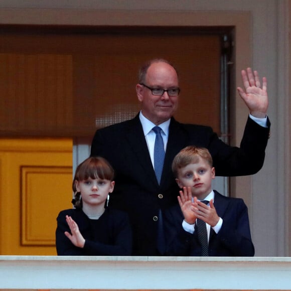 Le prince Albert II de Monaco et ses enfants Jacques et Gabriella assistent à la fête de la Saint-Jean sur la place du palais princier à Monaco le 23 juin 2024.