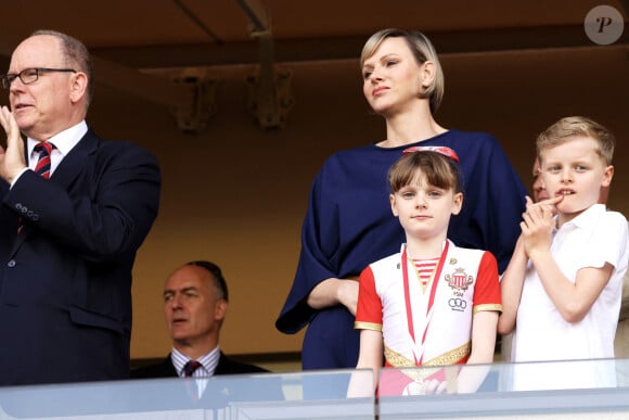 Exclusif - Le prince Albert II de Monaco , la princesse Charlene, le prince Jacques et la princesse Gabriella - La famille princière de Monaco assiste au match de l'Afrique du Sud (qui a remporté son match) lors du tournoi de qualification de rugby à 7 pour les JO 2024 au Stade Louis II à Monaco le 22 juin 2024. © Claudia Albuquerque / Bestimage