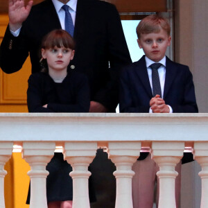 Avec des looks tirés à quatre épingles, les jumeaux Jacques et Gabriella ont accompagné leurs parents pour une mission de la plus haute importance
Le prince Albert II de Monaco et ses enfants Jacques et Gabriella assistent à la fête de la Saint-Jean sur la place du palais princier à Monaco