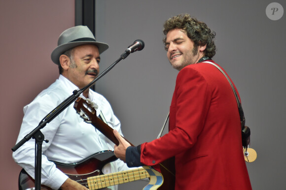 La famille Chedid (Louis, Matthieu, Joseph et Anna Chedid) réunie pour un concert lors de la Fête de l'Humanité 2015 dans le Parc de la Courneuve à Paris, le 13 septembre 2015.