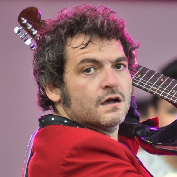 Louis Chedid, père du chanteur M, prépare la sortie de son 18e album studio intitulé River, River
La famille Chedid (Louis, Matthieu, Joseph et Anna Chedid) réunie pour un concert lors de la Fête de l'Humanité dans le Parc de la Courneuve à Paris