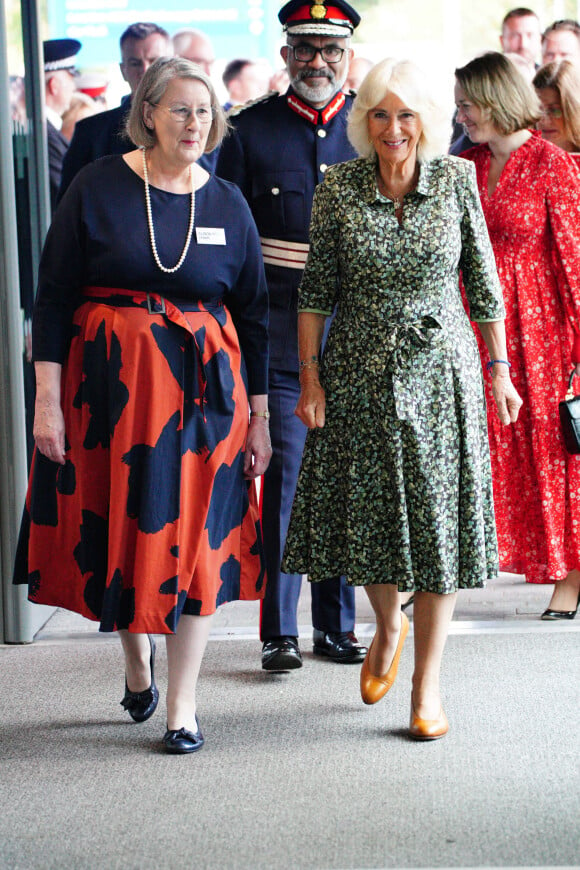 Cette couleur n'est pas un choix anodin puisqu'il s'agit de celle qui représente l'espoir, l'équilibre ou encore la renaissance. 
La reine Camilla arrive pour une visite afin d'inaugurer le nouveau Dyson Cancer Centre au Royal United Hospitals Bath NHS Foundation Trust, à Combe Park, Bath, Royaume-Uni, le 3 septembre 2024. Photo by Ben Birchall/PA Wire/ABACAPRESS.COM