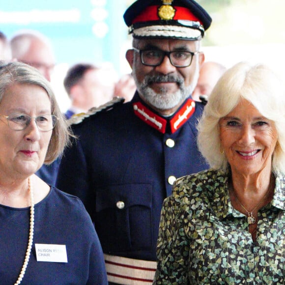 Cette couleur n'est pas un choix anodin puisqu'il s'agit de celle qui représente l'espoir, l'équilibre ou encore la renaissance. 
La reine Camilla arrive pour une visite afin d'inaugurer le nouveau Dyson Cancer Centre au Royal United Hospitals Bath NHS Foundation Trust, à Combe Park, Bath, Royaume-Uni, le 3 septembre 2024. Photo by Ben Birchall/PA Wire/ABACAPRESS.COM