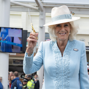 La reine Camilla inaugure le Bustardthorpe Developpment, conçu pour améliorer l'expérience des spectateurs de courses et intégrant la durabilité au coeur de sa conception, avec des réservoirs de récupération d'eau de pluie, des panneaux solaires et un toit végétalisé, lors de la quatrième journée du Sky Bet Ebor Festival à l'hippodrome de York. York, Royaume-Uni, le samedi 24 août 2024. Photo by Julian Simmonds/PA Wire/ABACAPRESS.COM