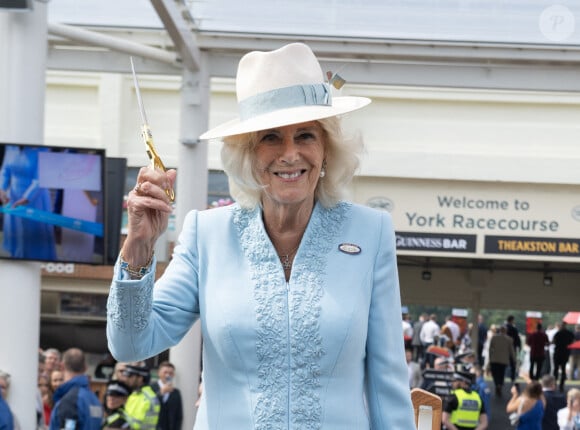 La reine Camilla inaugure le Bustardthorpe Developpment, conçu pour améliorer l'expérience des spectateurs de courses et intégrant la durabilité au coeur de sa conception, avec des réservoirs de récupération d'eau de pluie, des panneaux solaires et un toit végétalisé, lors de la quatrième journée du Sky Bet Ebor Festival à l'hippodrome de York. York, Royaume-Uni, le samedi 24 août 2024. Photo by Julian Simmonds/PA Wire/ABACAPRESS.COM