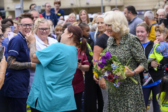 La reine en a profité pour donner des nouvelles du roi Charles III et a assuré qu'il allait très bien. C'est tout le bien qu'on lui souhaite ! 
Camilla Parker Bowles, reine consort d'Angleterre, inaugure officiellement le nouveau centre de cancérologie Dyson au Royal United Hospitals de Bath, Royaume Uni, le 3 septembre 2024. © Cover Images via ZUMA Press/Bestimage