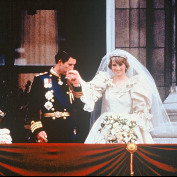 Et de compléter : "Je laisse la répartition exacte des bijoux à votre discrétion". 
Archives - Mariage du prince Charles et de Lady Diana à Londres en 1981.