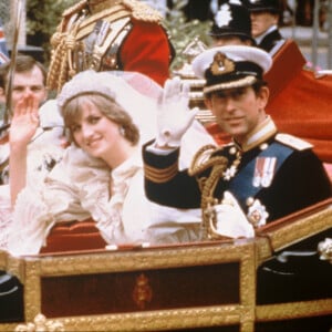 "J'aimerais que vous attribuiez tous mes bijoux à la part que détiendront mes fils, afin que leurs épouses puissent, en temps voulu, les posséder ou les utiliser", a t-elle glissé.
ARCHIVES du mariage de Lady Diana et du prince Charles à Londres en 1981.