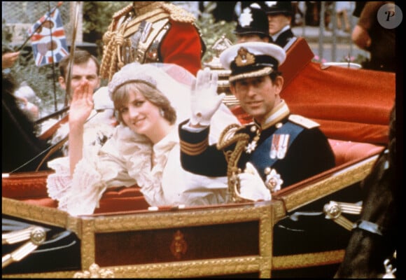 "J'aimerais que vous attribuiez tous mes bijoux à la part que détiendront mes fils, afin que leurs épouses puissent, en temps voulu, les posséder ou les utiliser", a t-elle glissé.
ARCHIVES du mariage de Lady Diana et du prince Charles à Londres en 1981.