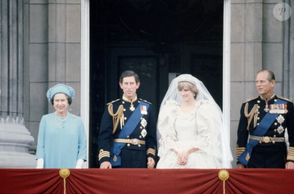 A noter que le diadème étincelant des Spencer, dont la valeur est estimée à environ 400 000 livres sterling resté dans sa famille. Ses deux soeurs l'ont aussi arboré le jour de leur union.
Archives - La reine Elisabeth II d'Angleterre et le prince Philip, duc d'Edimbourg, lors du mariage de leur fils, le prince Charles avec Lady Diana Spencer (princesse Diana). Le 29 juillet 1981 