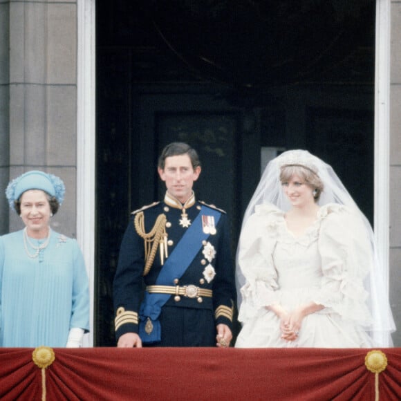 A noter que le diadème étincelant des Spencer, dont la valeur est estimée à environ 400 000 livres sterling resté dans sa famille. Ses deux soeurs l'ont aussi arboré le jour de leur union.
Archives - La reine Elisabeth II d'Angleterre et le prince Philip, duc d'Edimbourg, lors du mariage de leur fils, le prince Charles avec Lady Diana Spencer (princesse Diana). Le 29 juillet 1981 