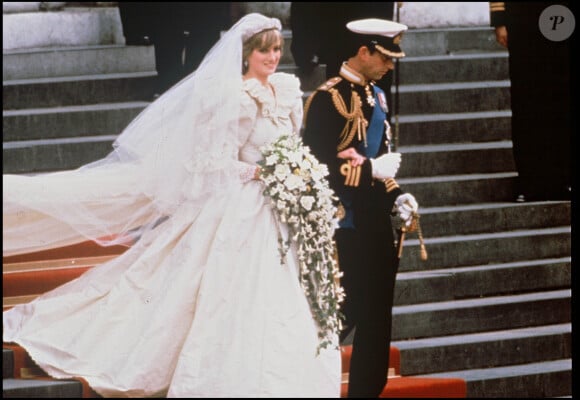 D'après "The Sun", Lady Di avait rédigé "une lettre de souhaits" dans laquelle elle a donné des directives quant à l'avenir de ses bijoux s'il lui arrivait malheur. 
ARCHIVES du mariage de Diana Spencer et de Charles III à Londres en 1981.