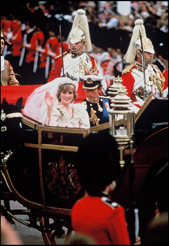 ARCHIVES - La princesse Lady Diana et le prince Charles d'Angleterre en calèche, le jour de leur mariage.