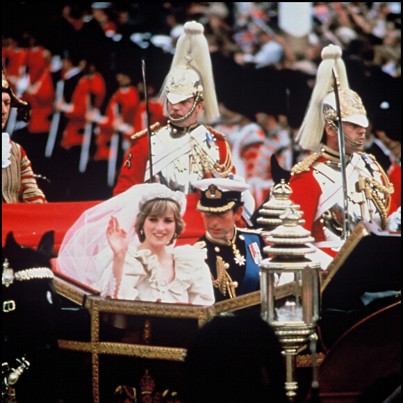 ARCHIVES - La princesse Lady Diana et le prince Charles d'Angleterre en calèche, le jour de leur mariage.