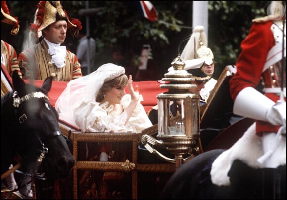  ARCHIVES - La princesse Lady Diana et le prince Charles le jour de leur mariage.