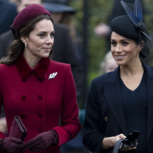 Kate Middleton et Meghan Markle ont la chance de posséder à ce jour d'innombrables bijoux ayant appartenu à leur défunte belle-mère Diana Spencer.
Kate Middleton, la duchesse de Cambridge et Meghan Markle, la duchesse de Sussex enceinte - La famille royale britannique se rend à la messe de Noël à l'église Sainte-Marie-Madeleine à Sandringham.