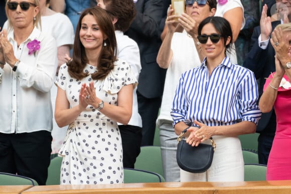 Toutefois, l'une et l'autre n'ont jamais arboré le célèbre diadème des Spencer qu'elle a mis à porté le jour de son mariage avec le roi Charles III , en juillet 1981.
Catherine Middleton, duchesse de Cambridge et Meghan Markle, duchesse de Sussex assistent au match de tennis Nadal contre Djokovic lors du tournoi de Wimbledon "The Championships", le 14 juillet 2018