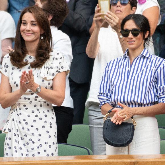 Toutefois, l'une et l'autre n'ont jamais arboré le célèbre diadème des Spencer qu'elle a mis à porté le jour de son mariage avec le roi Charles III , en juillet 1981.
Catherine Middleton, duchesse de Cambridge et Meghan Markle, duchesse de Sussex assistent au match de tennis Nadal contre Djokovic lors du tournoi de Wimbledon "The Championships", le 14 juillet 2018