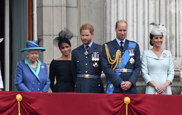 La reine Elisabeth II d'Angleterre, Meghan Markle, duchesse de Sussex, le prince Harry, duc de Sussex, le prince William, duc de Cambridge, Kate Catherine Middleton, duchesse de Cambridge - La famille royale d'Angleterre lors de la parade aérienne de la RAF pour le centième anniversaire au palais de Buckingham à Londres. Le 10 juillet 2018 