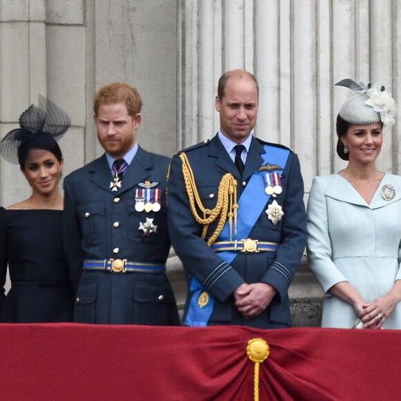 La reine Elisabeth II d'Angleterre, Meghan Markle, duchesse de Sussex, le prince Harry, duc de Sussex, le prince William, duc de Cambridge, Kate Catherine Middleton, duchesse de Cambridge - La famille royale d'Angleterre lors de la parade aérienne de la RAF pour le centième anniversaire au palais de Buckingham à Londres. Le 10 juillet 2018 