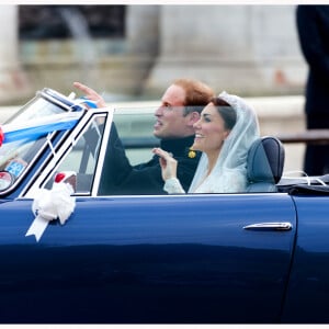 Archives - Le prince William, duc de Cambridge, et Kate Catherine Middleton, duchesse de Cambridge, quittent le palais de Buckingham en Aston Martin DB6 Volante, après la réception pour leur mariage. Le 29 avril 2011 