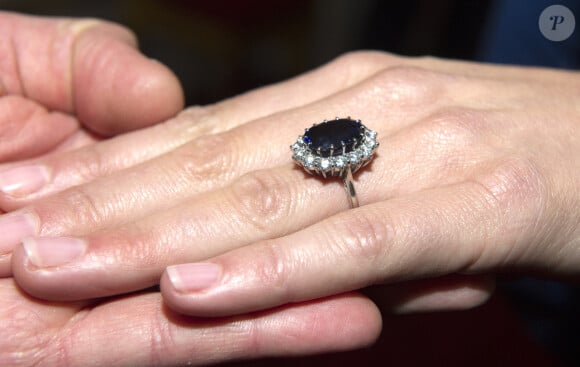 La bague de fiançailles de Kate Middleton qui appartenait à Lady Diana - Conférence de presse pour annoncer officiellement son mariage avec le prince William pour l'été 2011.