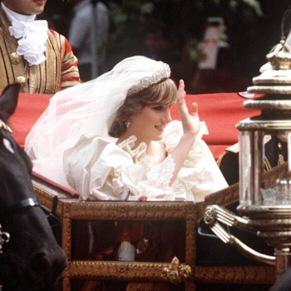 Archives - la princesse Lady Diana et le prince Charles le jour de leur mariage.