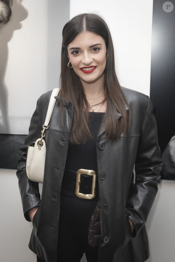 La jeune femme qui est comédienne a dévoilé une photo de sa maman et d'elle lorsqu'elle était bébé.
Exclusif - Eleonore Sarrazin (fille de Remi Sarrazin et de Ariane Carletti) - Vernissage de l'exposition "Amazones" de la photographe Sylvie Castioni à la galerie Duret à Paris. Le 2 mars 2023 © Jack Tribeca / Bestimage 