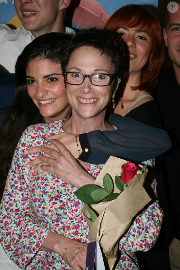 Ariane Carletti (ancienne animatrice du Club Dorothée) et sa fille Eléonore Sarrazin-Carletti - Première de la comédie "Scènes d'été pour jeunes gens en maillots de bain" au théatre du Vingtième à Paris le 18 juin 2014. 