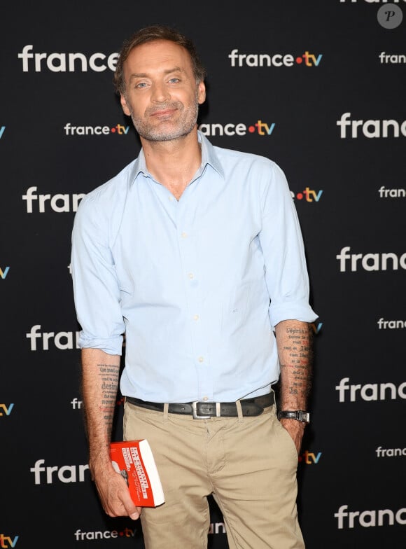 Augustin Trapenard au photocall pour la conférence de presse de rentrée de France TV à la Grande Halle de la Villette à Paris. © Coadic Guirec/Bestimage