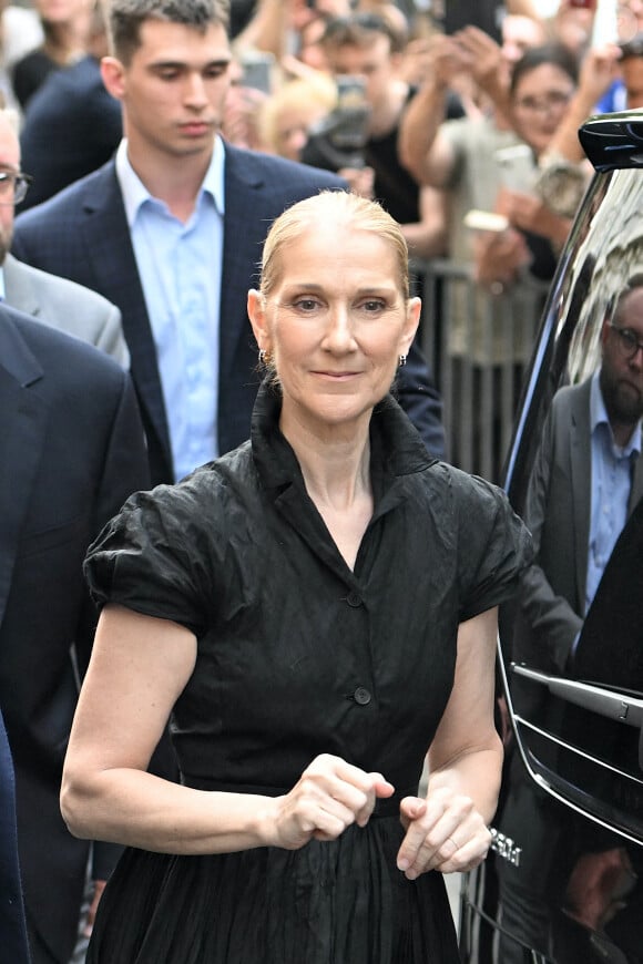 Céline Dion à la sortie de l'hôtel Royal Monceau à Paris avant l'ouverture des Jeux Olympiques (JO) de Paris 2024, à Paris, France, le 24 juillet 2024. 