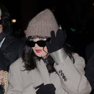 Isabelle Adjani - Arrivées des personnalités au défilé AMI collection homme automne/hiver 2024/2025 lors de la fashion week à Paris (PFW) le 18 janvier 2024. © Denis Guignebourg / Bestimage 